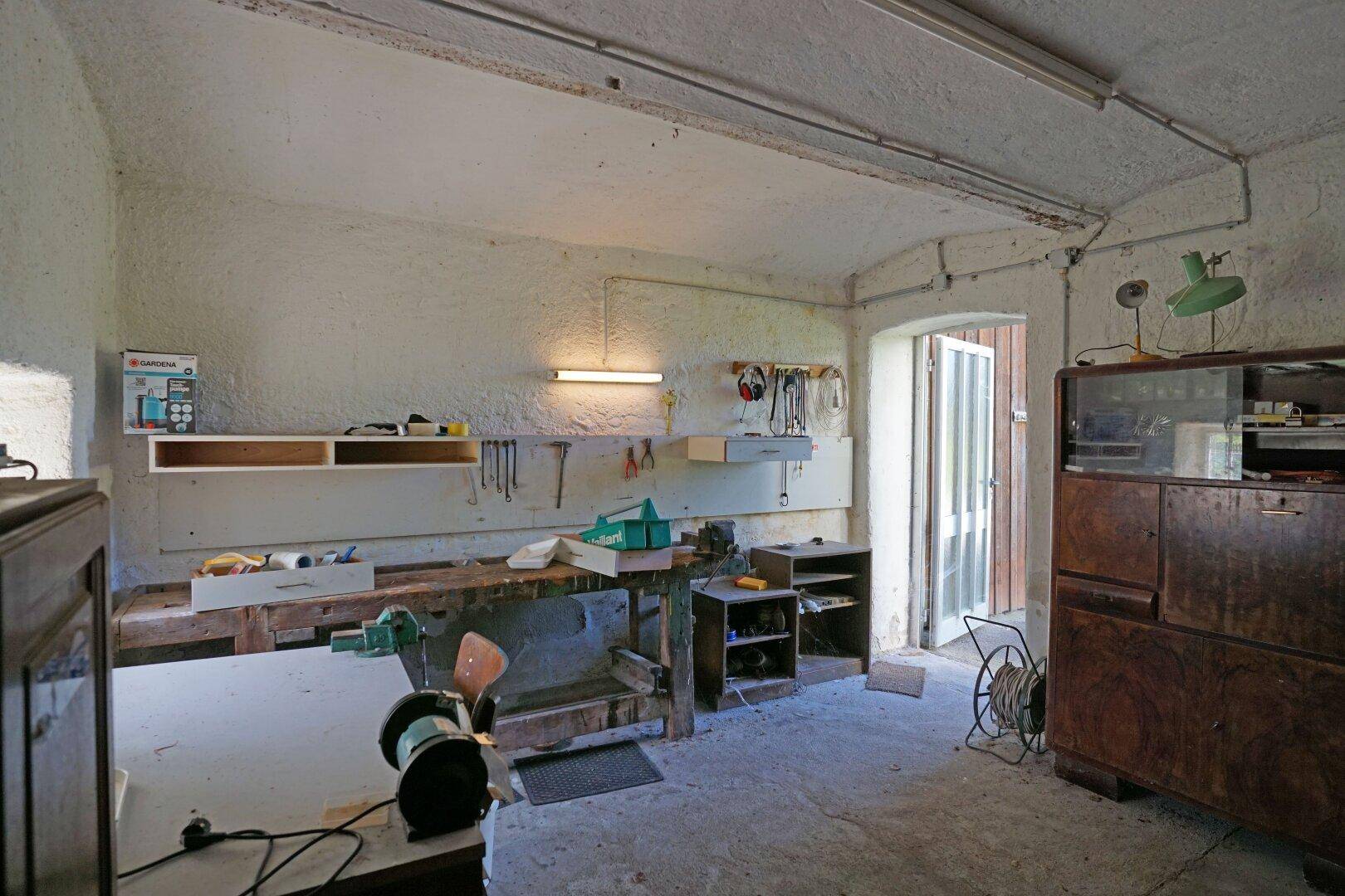 Werkstatt mit Werkbank, Werkzeugen und Stauraum für handwerkliche Tätigkeiten.