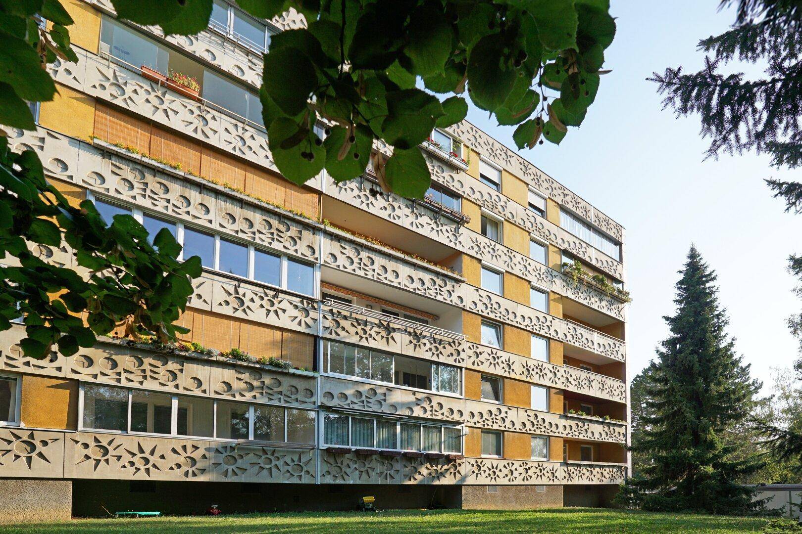 Südliche Hausansicht mit verglaster Loggia