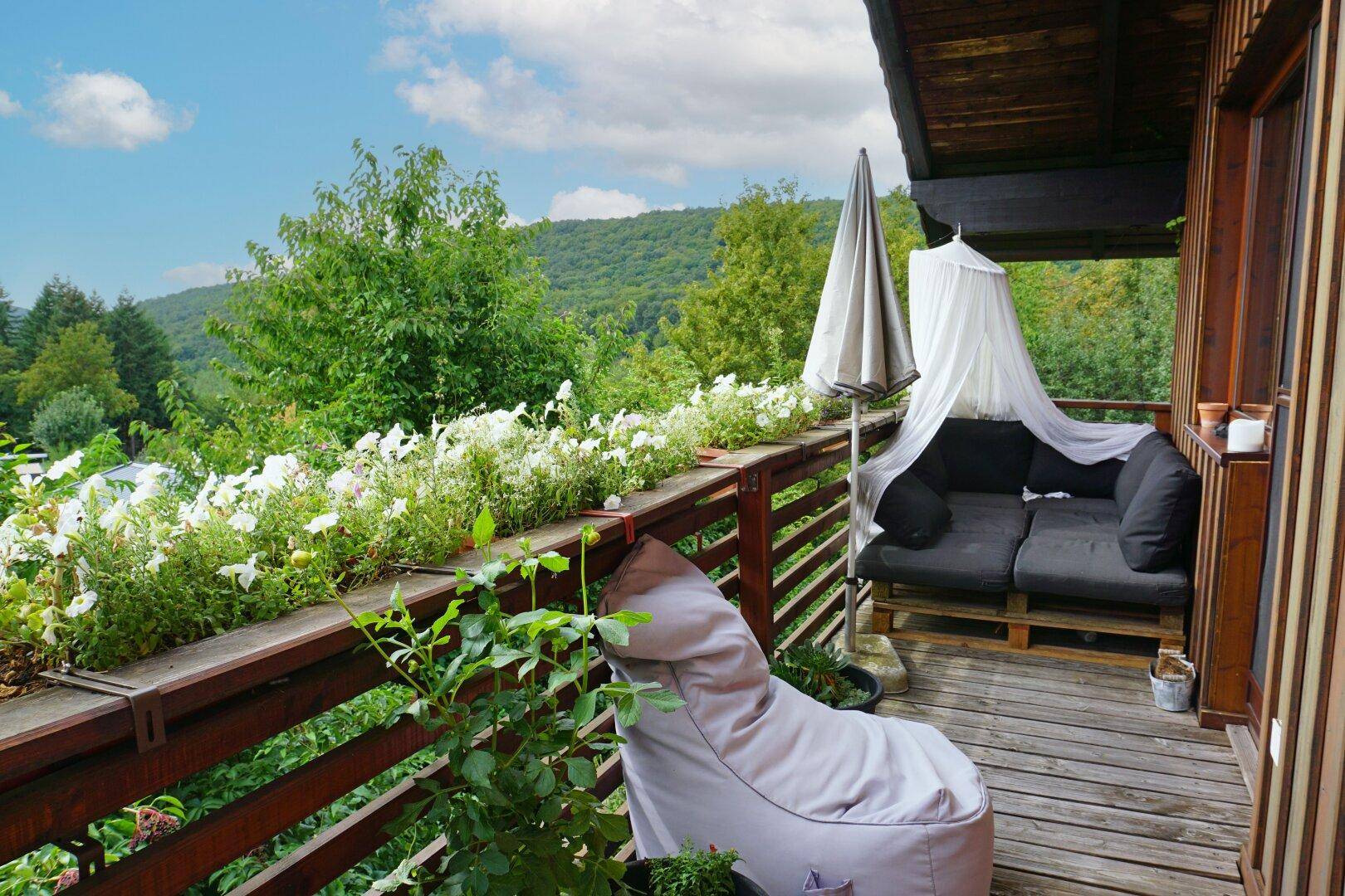 gemütliche Sitzecke am Balkon