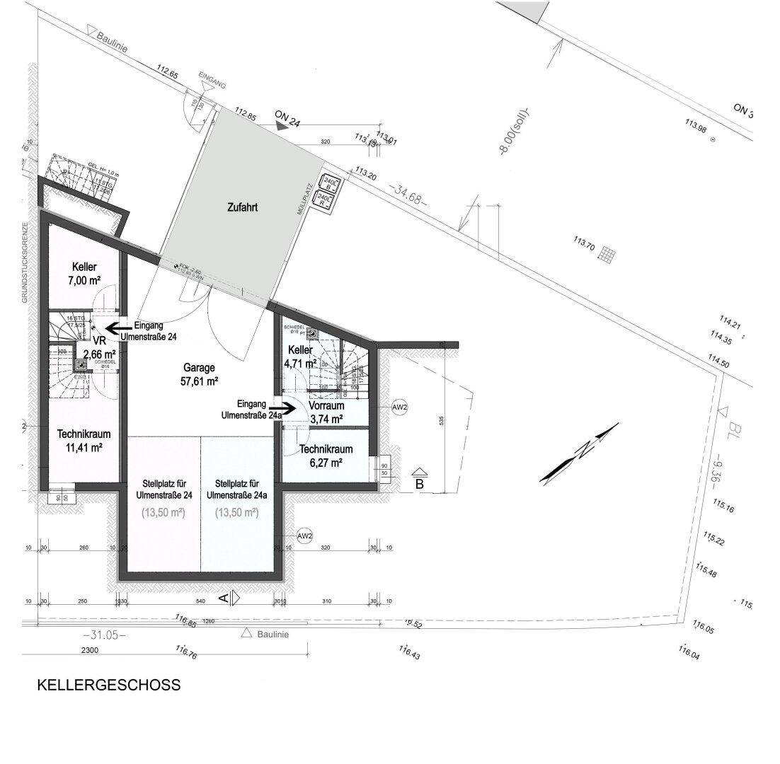 Grundriss des Kellergeschosses mit Kellerräumen, Technikräumen, Garage und Stellplätzen.