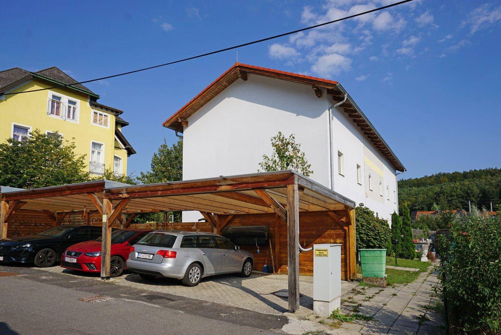 Straßenansicht mit Carports