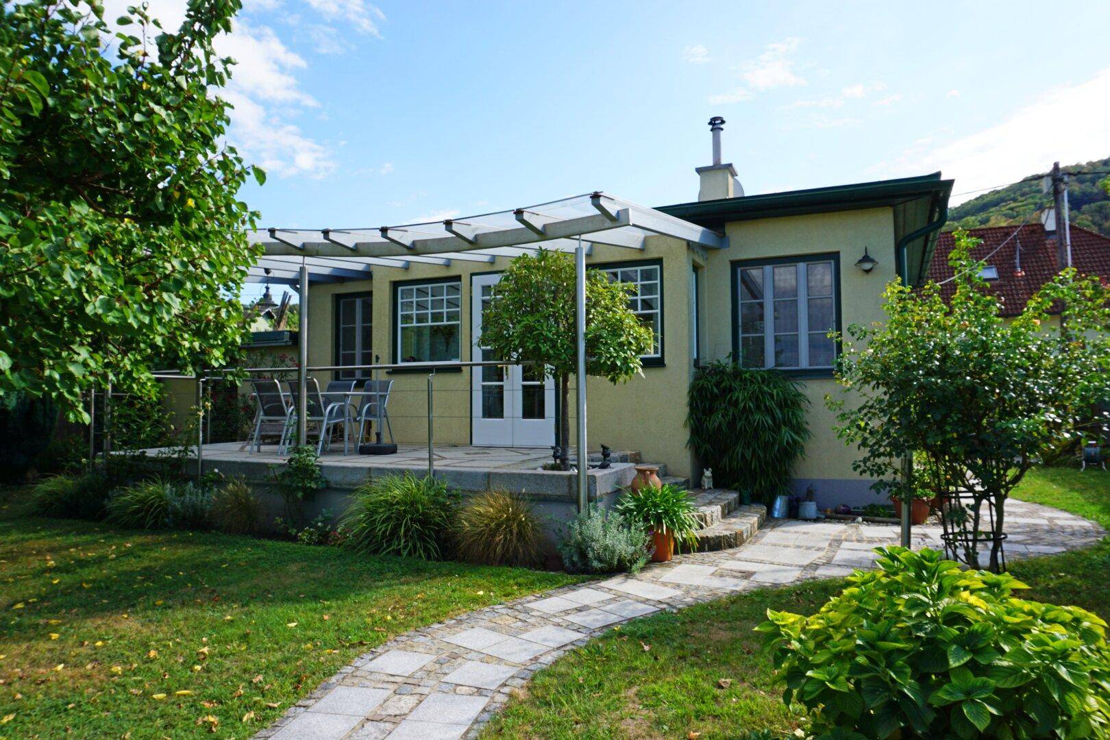 Hausansicht mit Terrasse und Garten