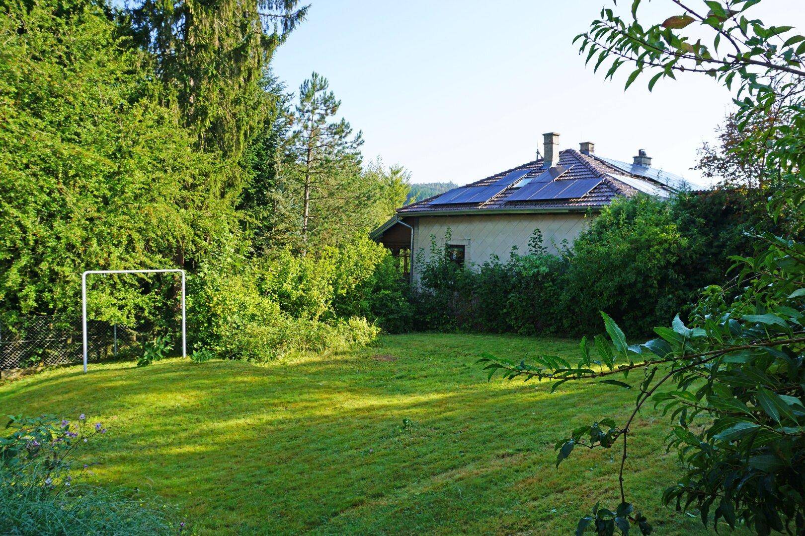 leicht abfallender Garten