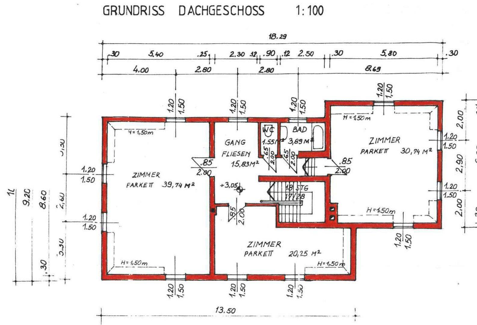 Grundriss des Dachgeschosses mit drei Zimmern und einem Badezimmer.