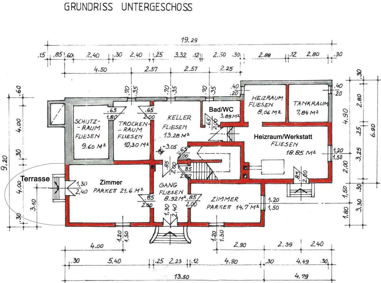 Grundriss des Untergeschosses mit Keller, Heizraum, Bad und Terrasse.