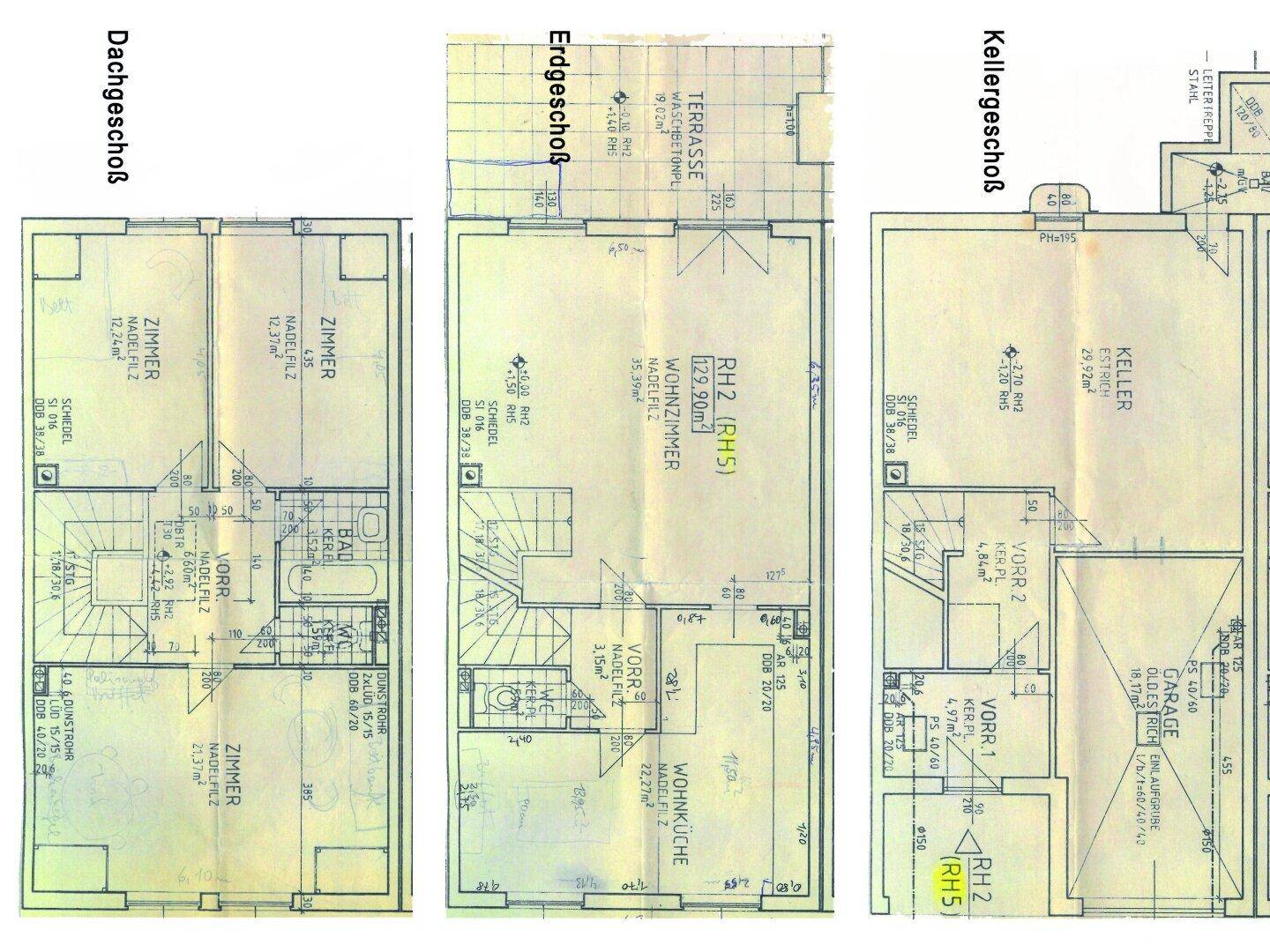 Grundrisspläne für Keller-, Erd- und Dachgeschoss mit Raumaufteilung und Außenbereichen.