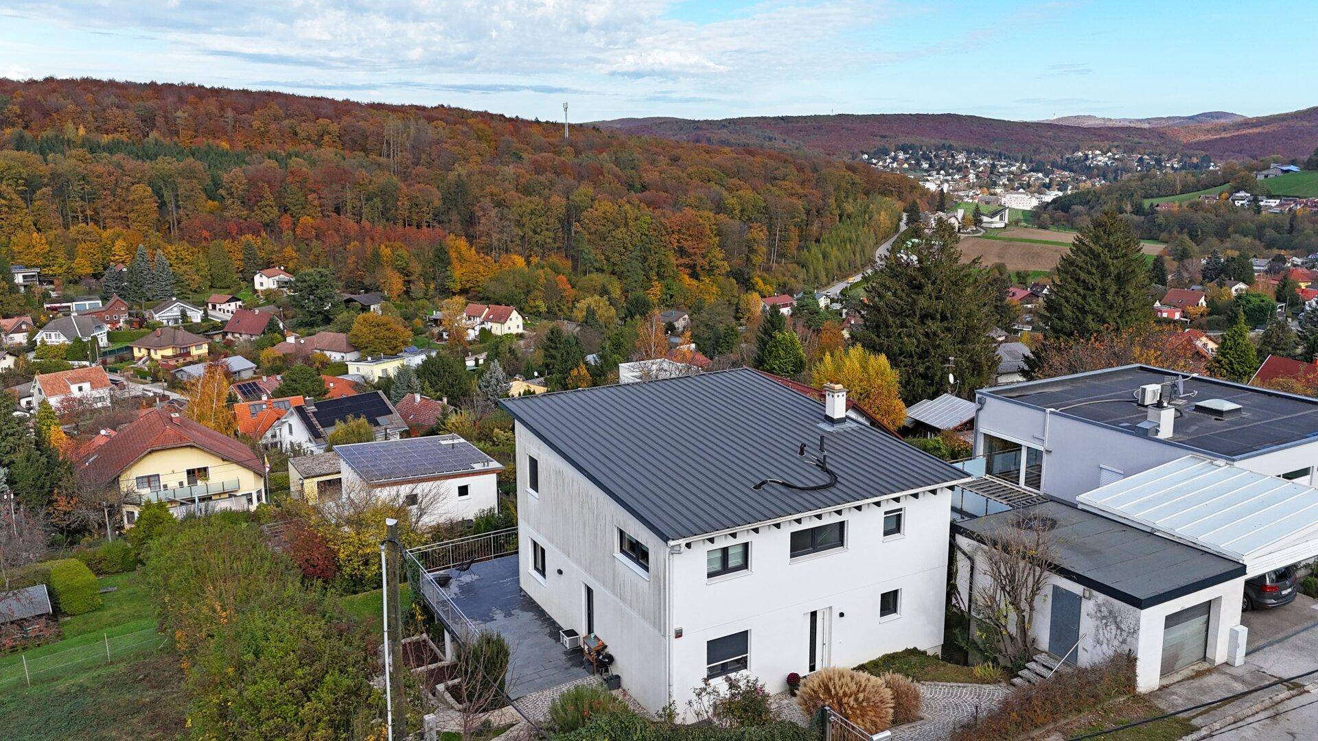 Luftbild nach Nordosten/Anschlüsse für Solaranlage am Dach vorbereitet