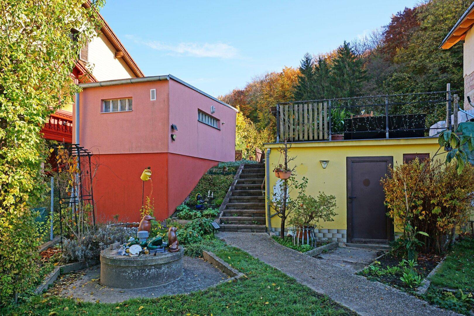 links Garage mit Montagegrube, Mitte Stiegenabgang, rechts Pumpenhaus