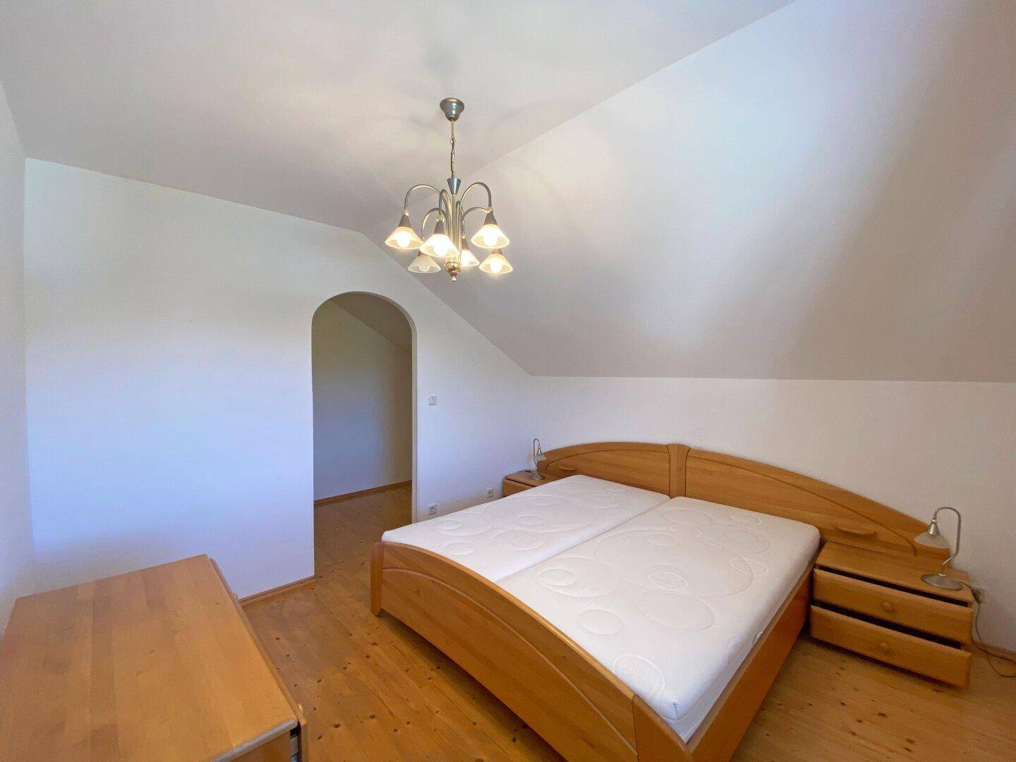 Schlafzimmer mit angeschlossener Garderobe