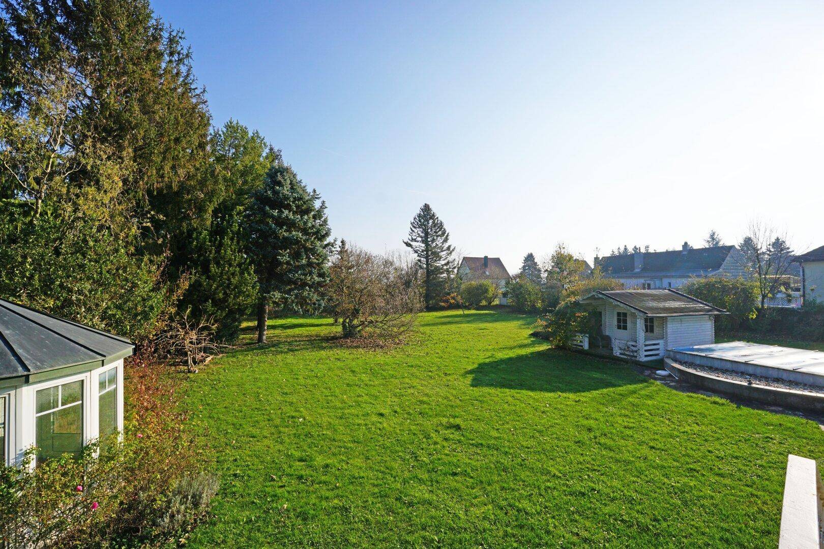 Blick von der Terrasse in den Garten