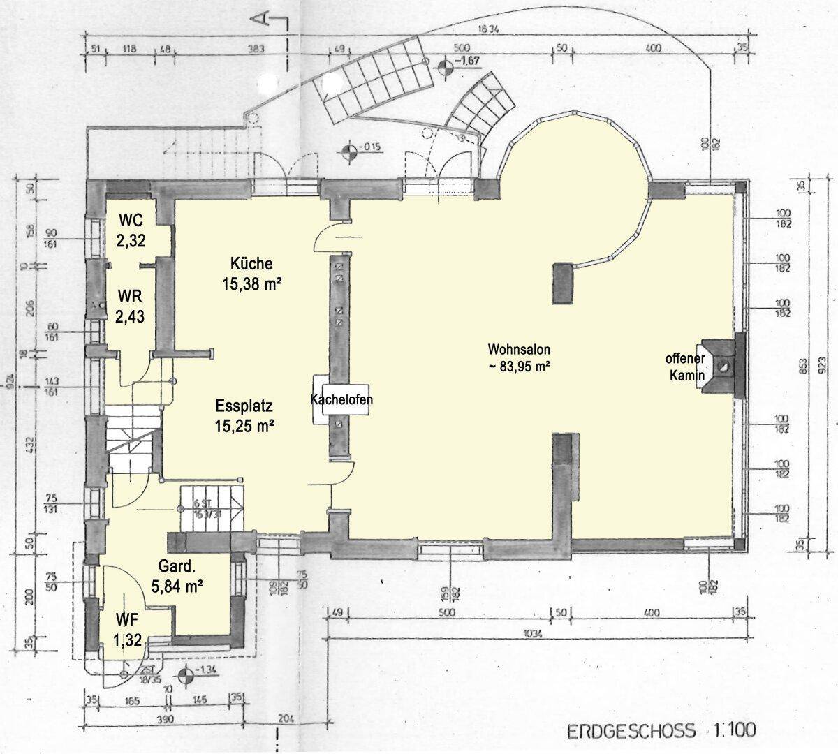 Grundriss des Erdgeschosses mit Wohnsalon, Essplatz, Küche und offenem Kamin.