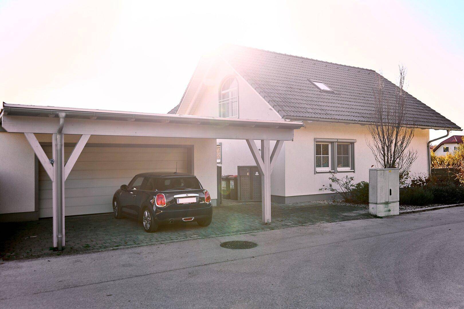 straßenseitige Ansicht mit Carport und Garage