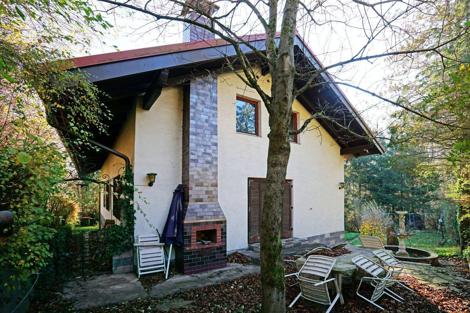 Hausansicht von Westen mit Terrassenzugang vom Wohnzimmer im Erdgeschoß