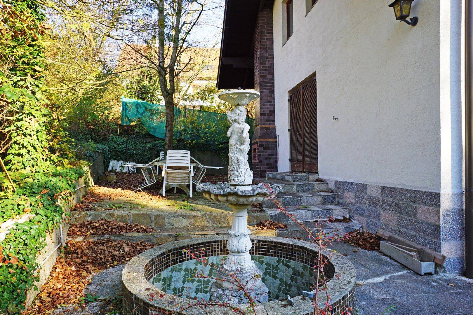 Westterrasse und gefasste Quelle