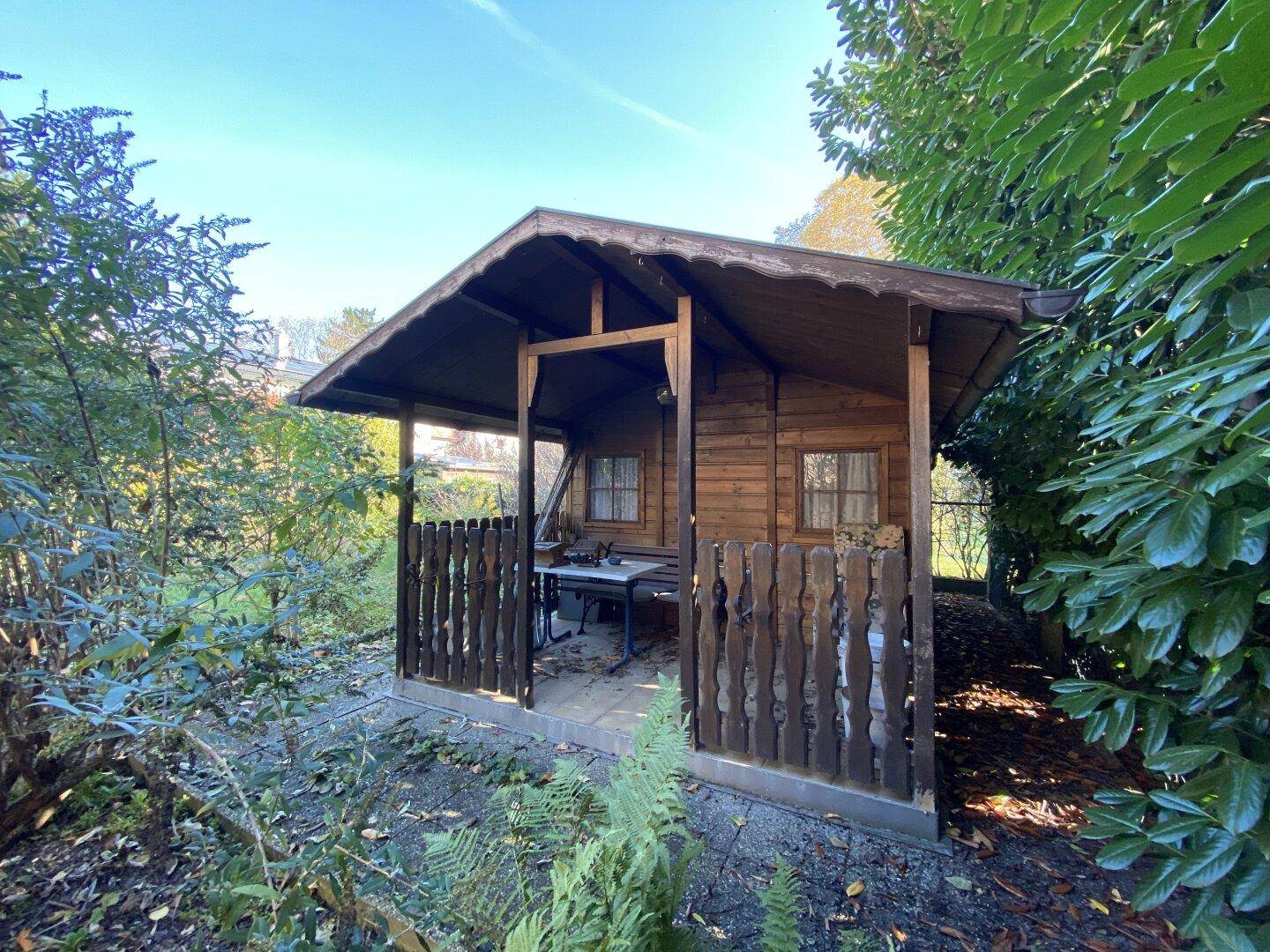 Gartenhütte mit überdachter Terrasse