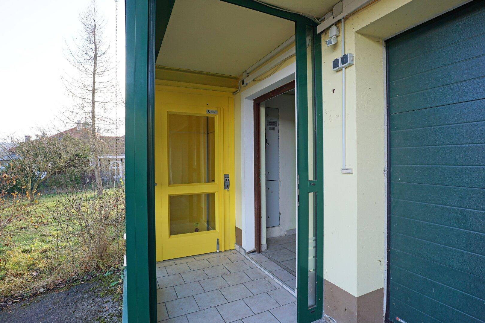 Eingang in das Kellergeschoß und Liftzugang