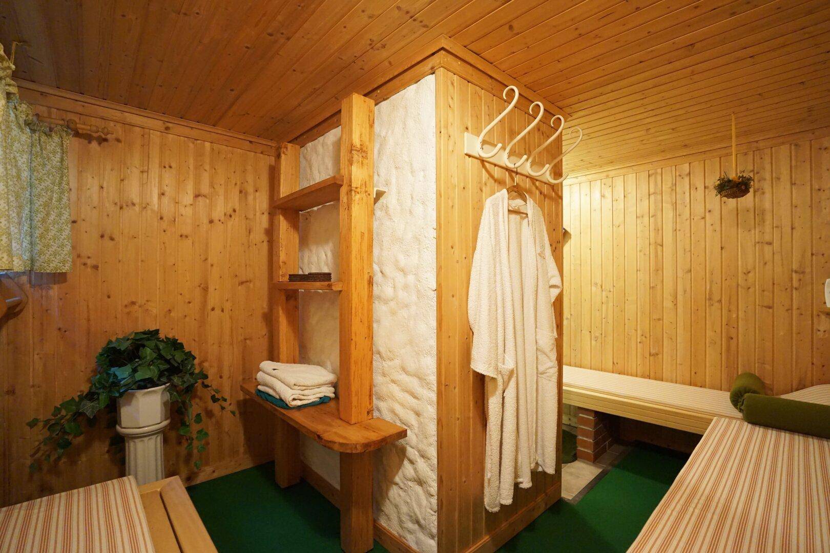 Sauna mit Ruheraum und Dusche