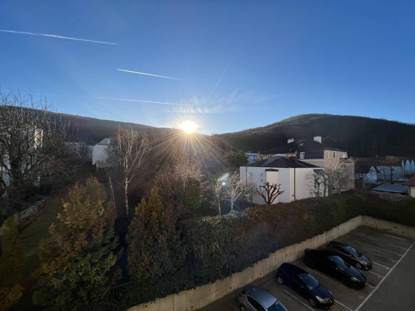 Ausblick auf Parkplätze und in Wienerwald