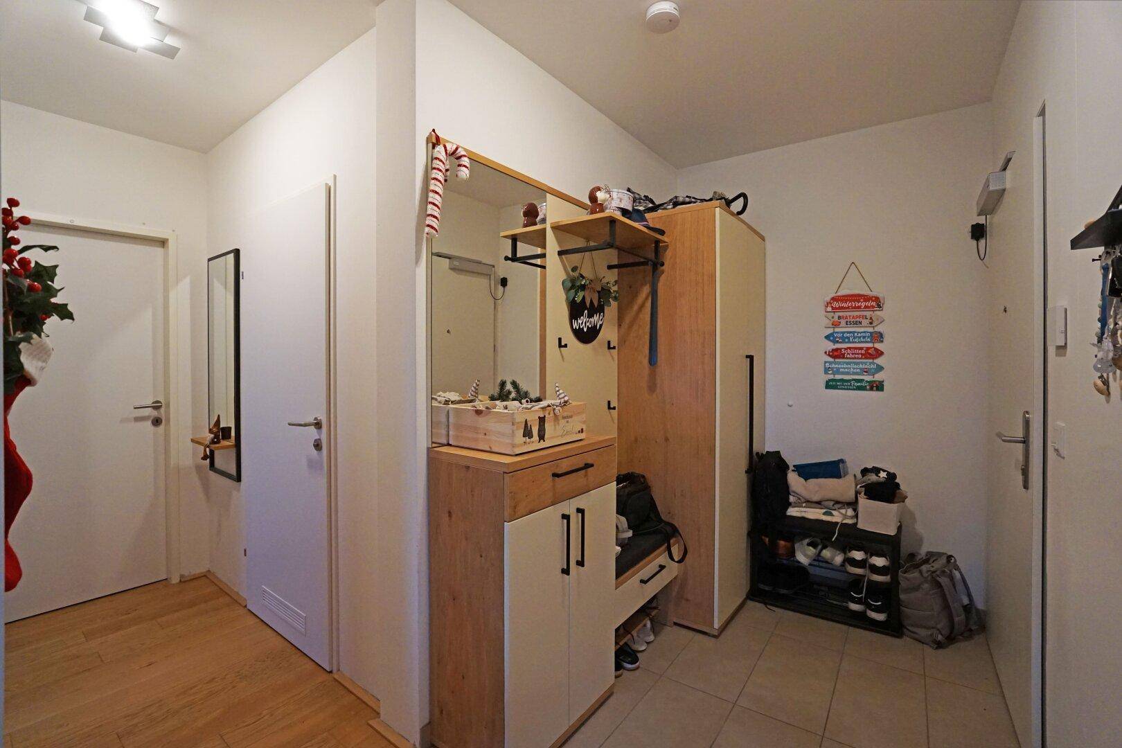 Eingangsbereich und Gang zu Bad, WC, Schlafzimmer