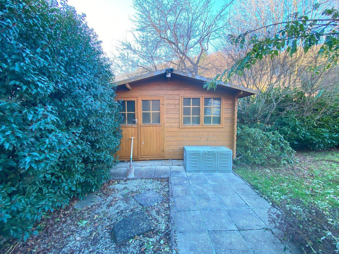 Kleiner Holzschuppen im Garten, ideal für Gartengeräte und zusätzlichen Stauraum.
