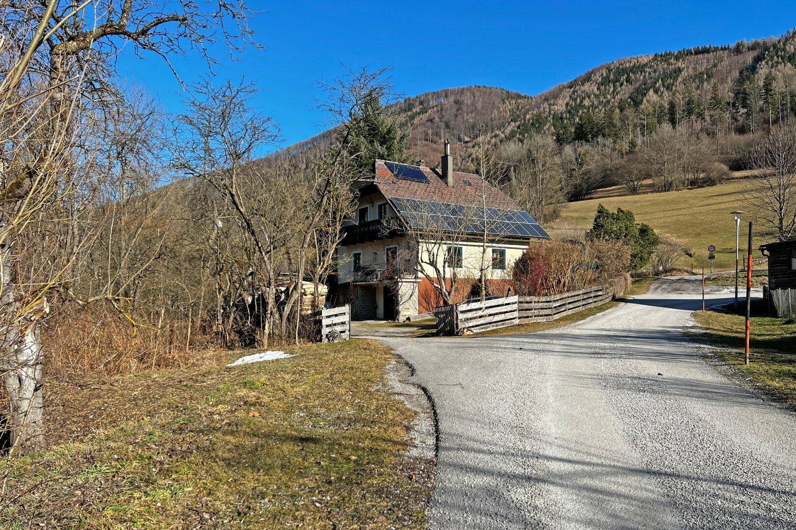 straßenseitige Grundgrenze von Südwesten kommend