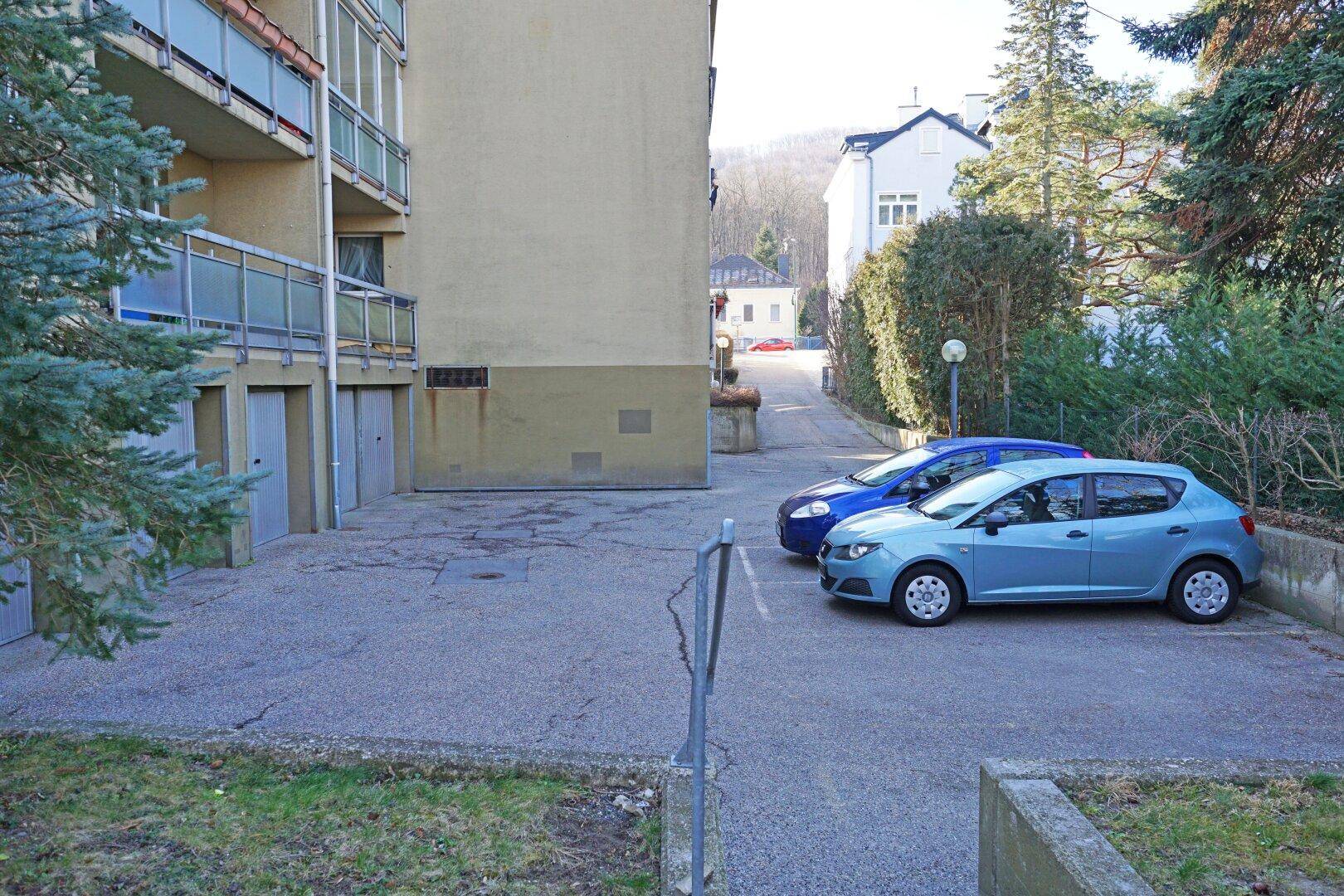 1 zugewiesener Stellplatz am Parkplatz