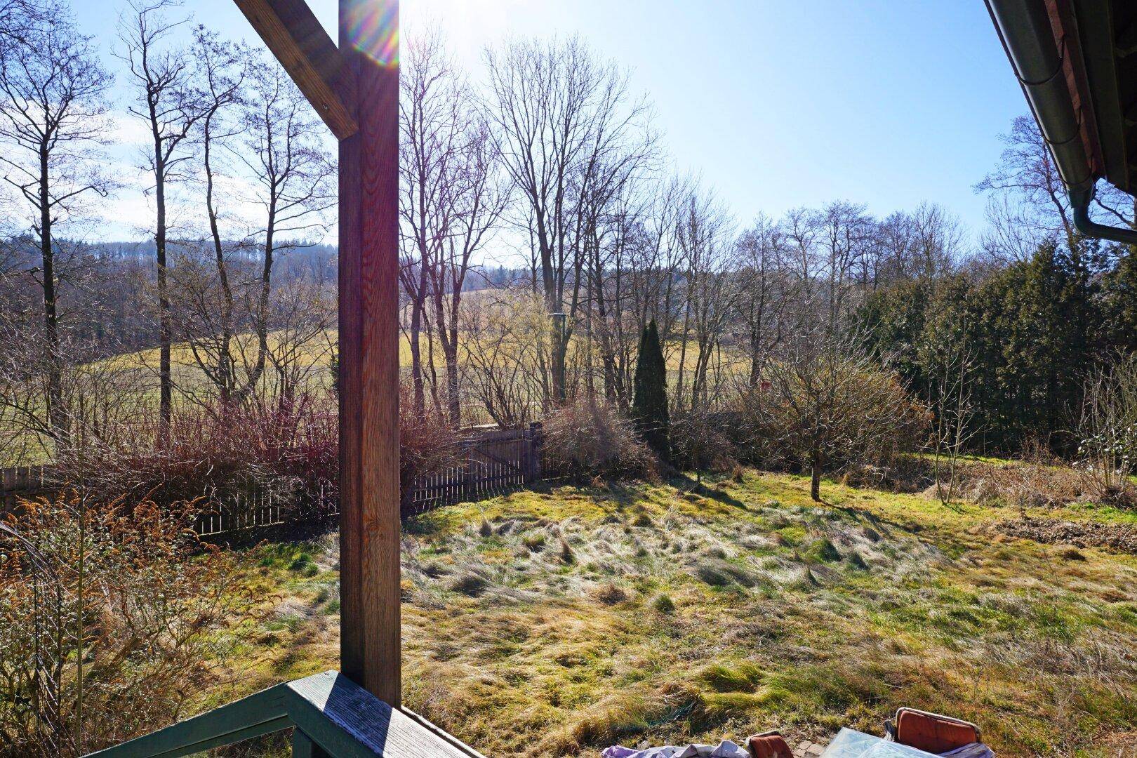 Weitläufiger Blick über die grüne Landschaft und umliegende Natur von der Immobilie aus an einem sonnigen Tag.