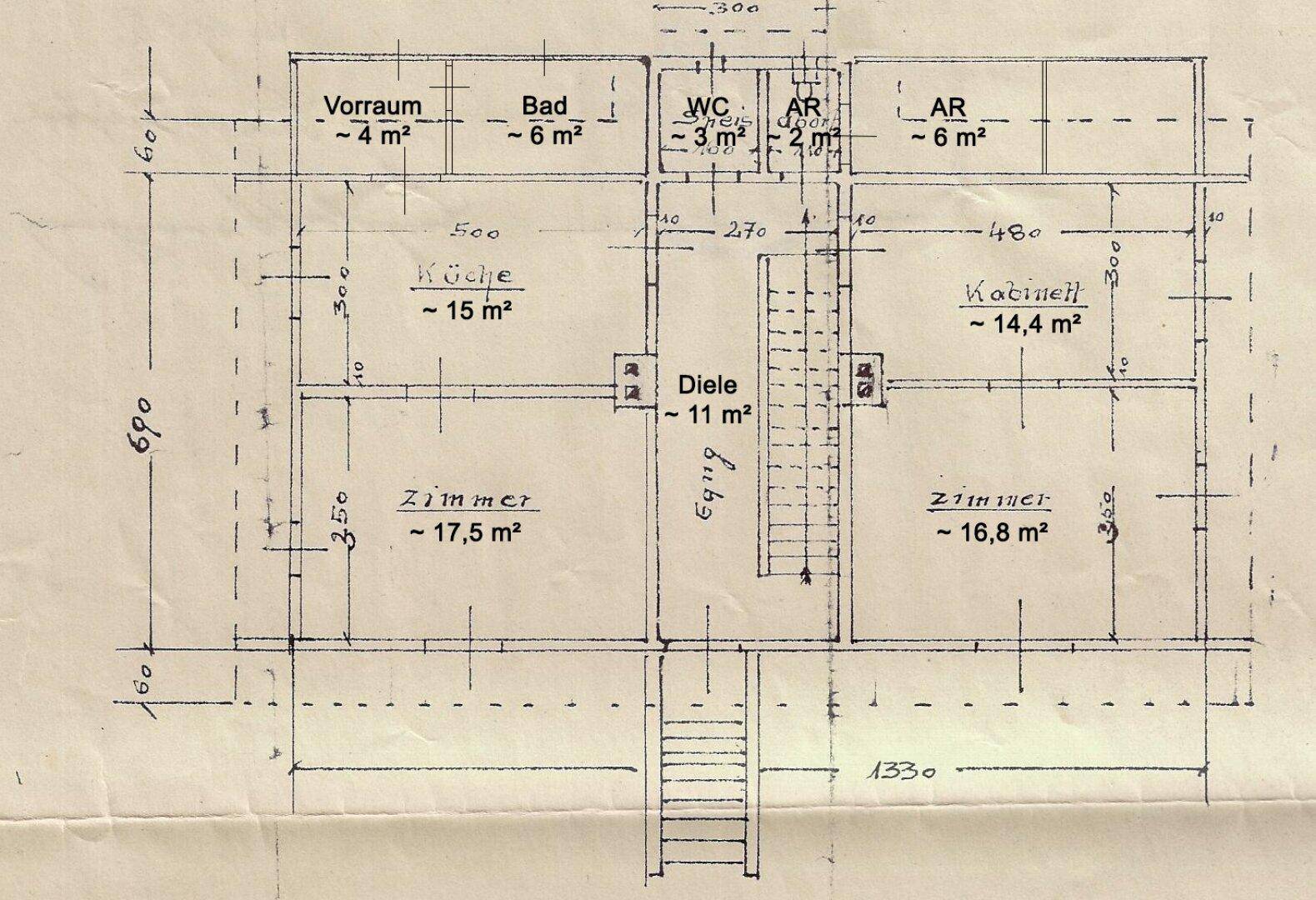 Grundriss des Erdgeschosses mit Küche, Bad, WC und mehreren Zimmern, inklusive Diele und Vorraum.