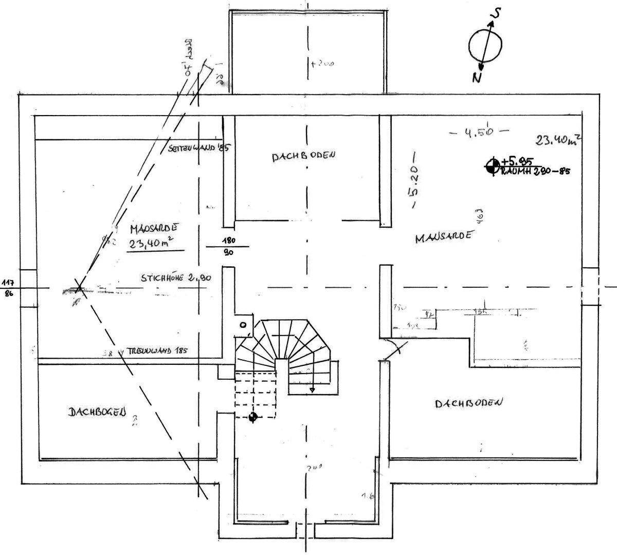 Grundriss des Dachgeschosses mit Mansardenräumen und Dachbodenflächen.