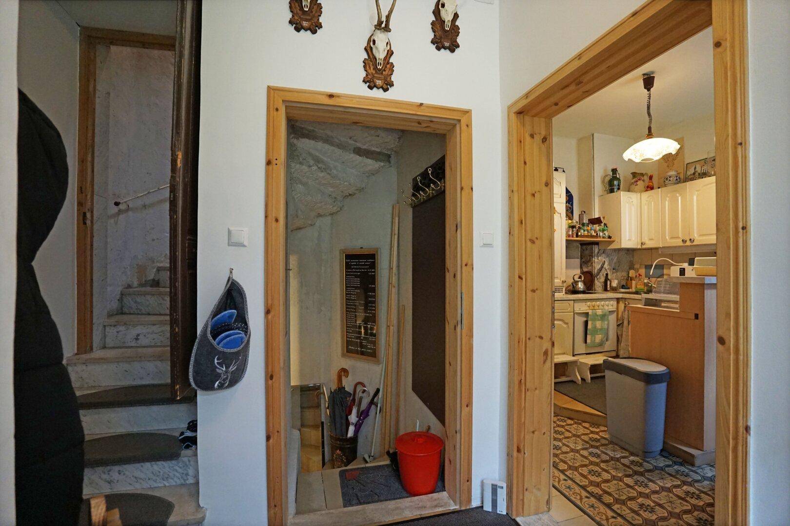Flur mit Holztüren und Zugang zu einer Treppe sowie einem weiteren Raum.
