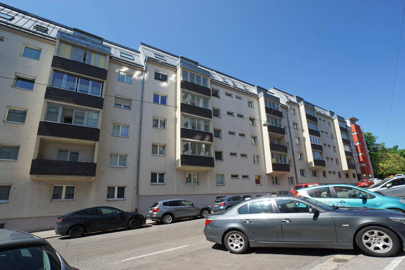 Wohnhaus straßenseitig