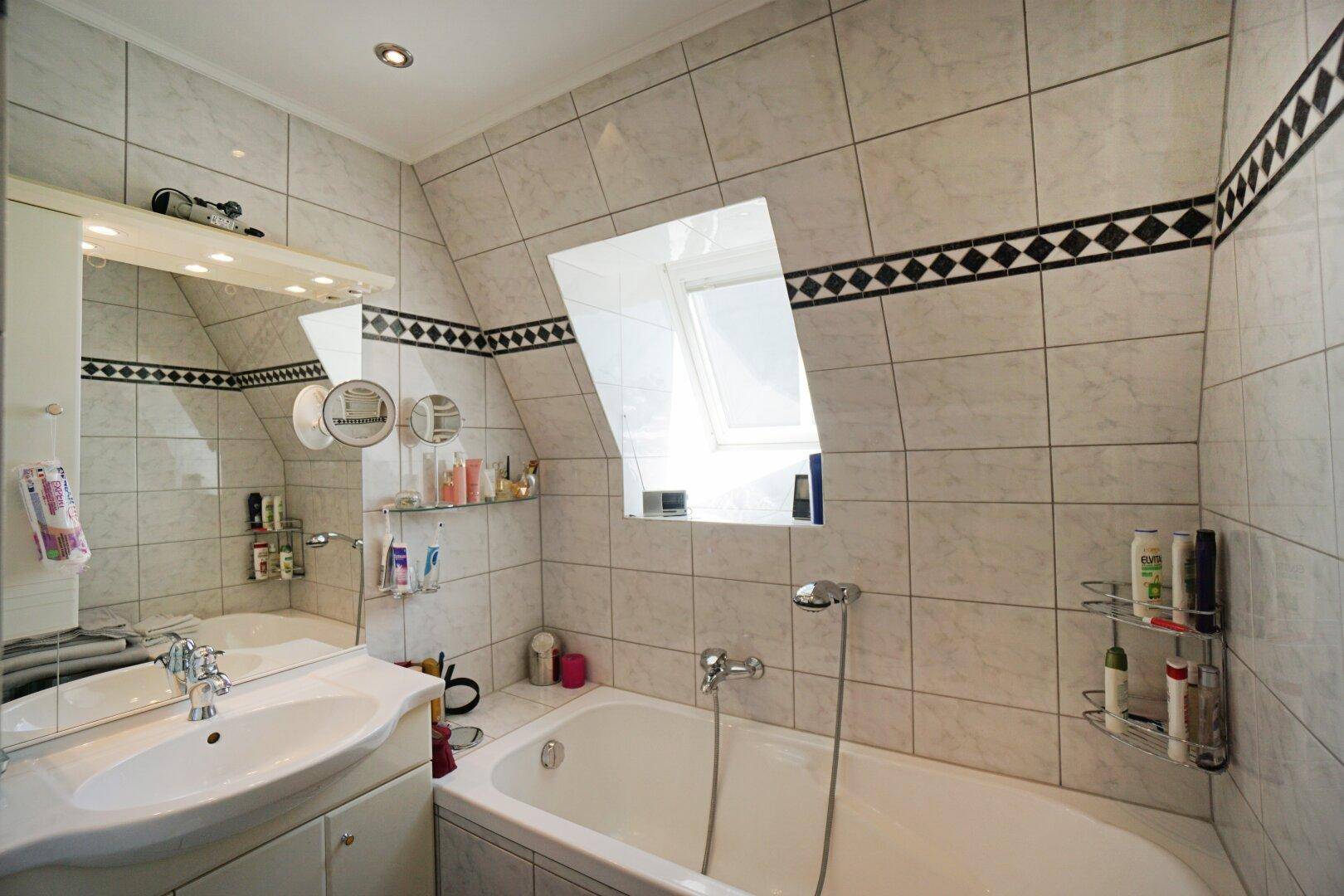 Badezimmer mit Wanne