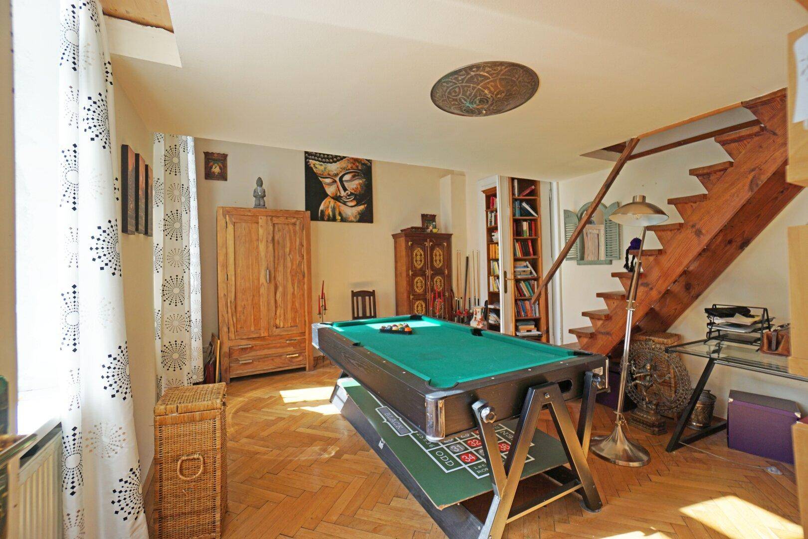 Zimmer 4 mit "Bücherwand" und Stiegenaufgang zu Galerie