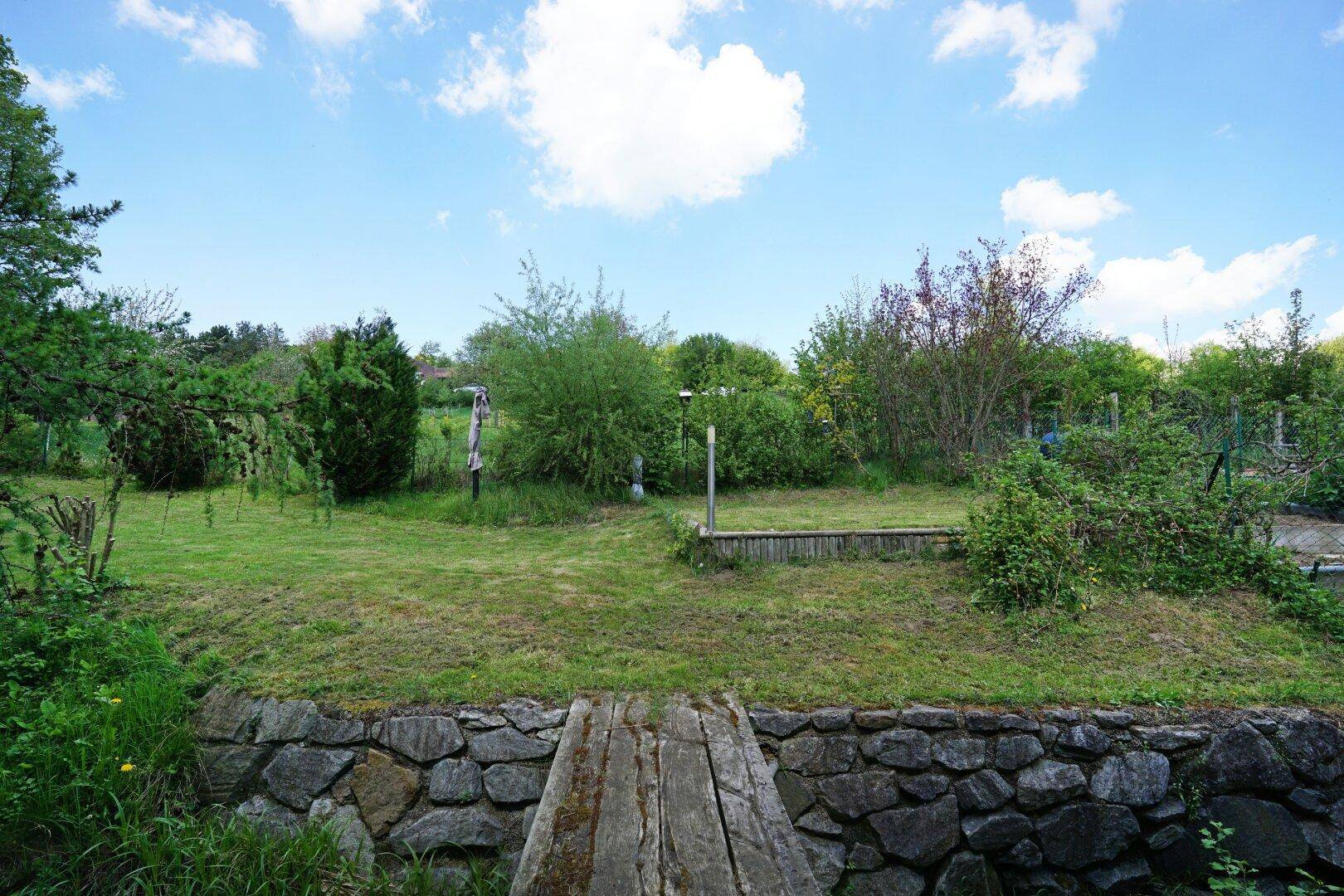 Brücke über das Bachbett und Garten