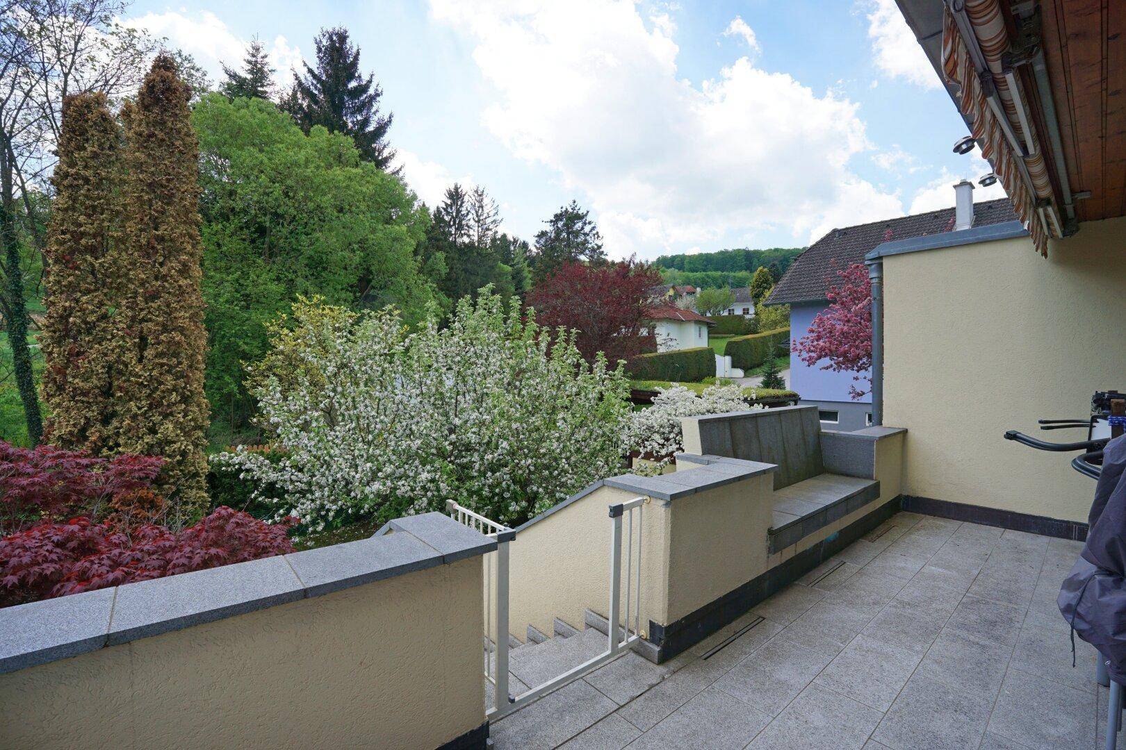 Terrasse im OG / Stiege in den Vorgarten