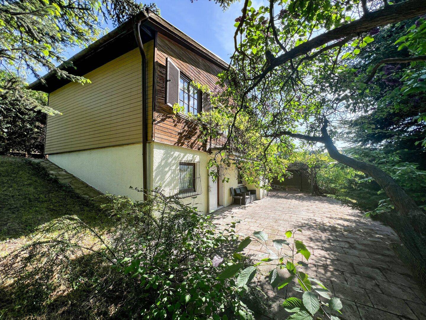 Hausansicht mit Terrasse