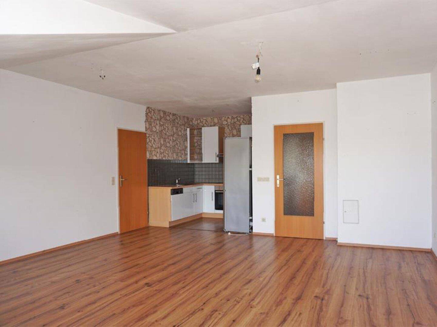 Wohnzimmer mit offener Küche
