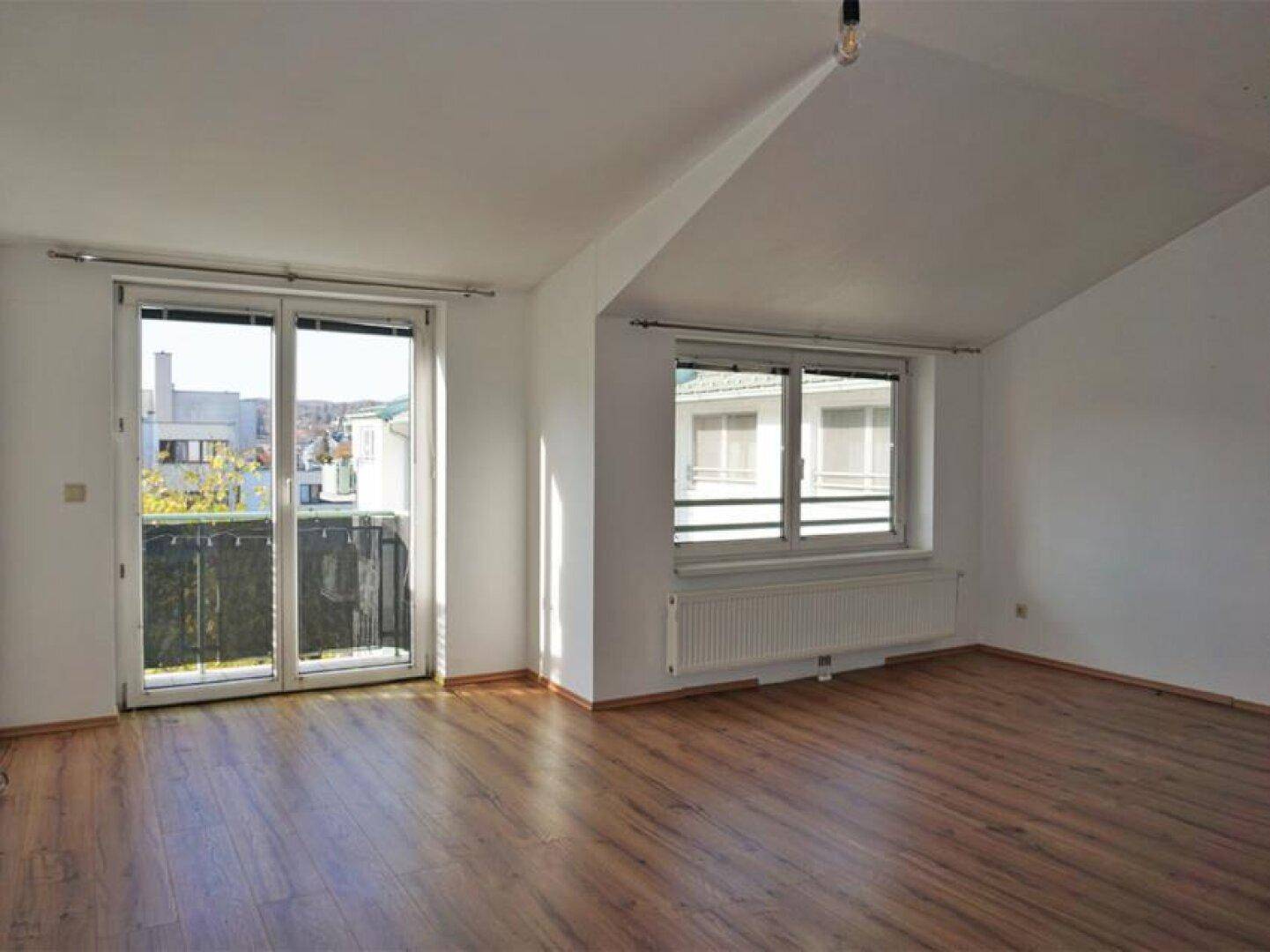 Wohnzimmer mit Balkon