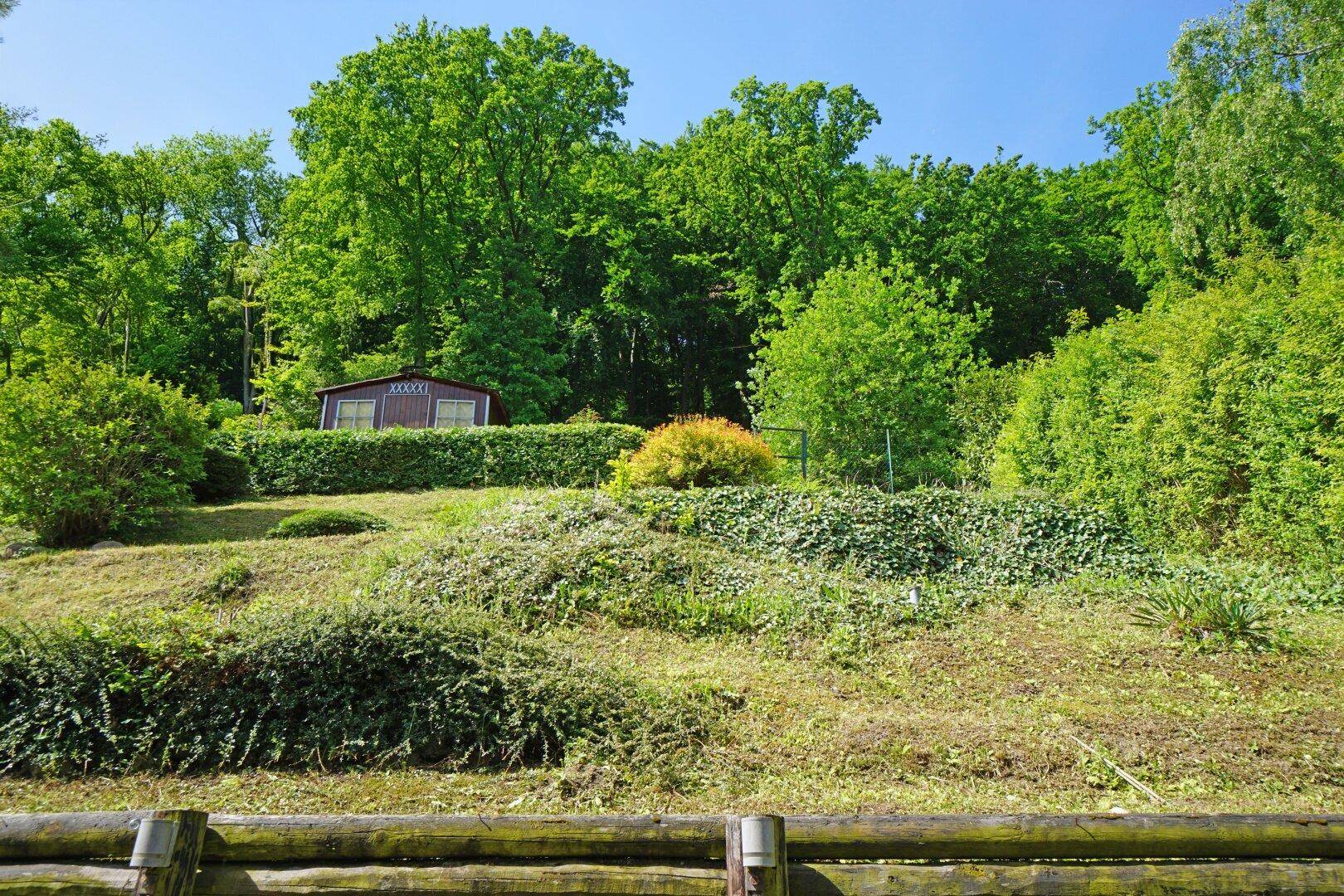 Garten mit Gartenhaus und Ausgang in den Wienerwald