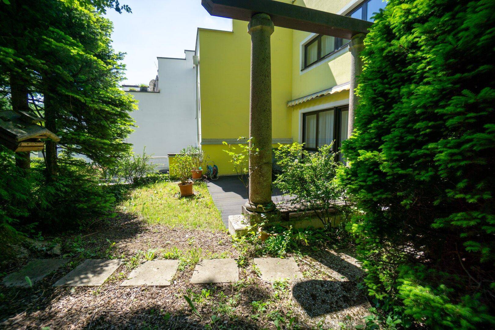 Hausansicht mit Terrasse