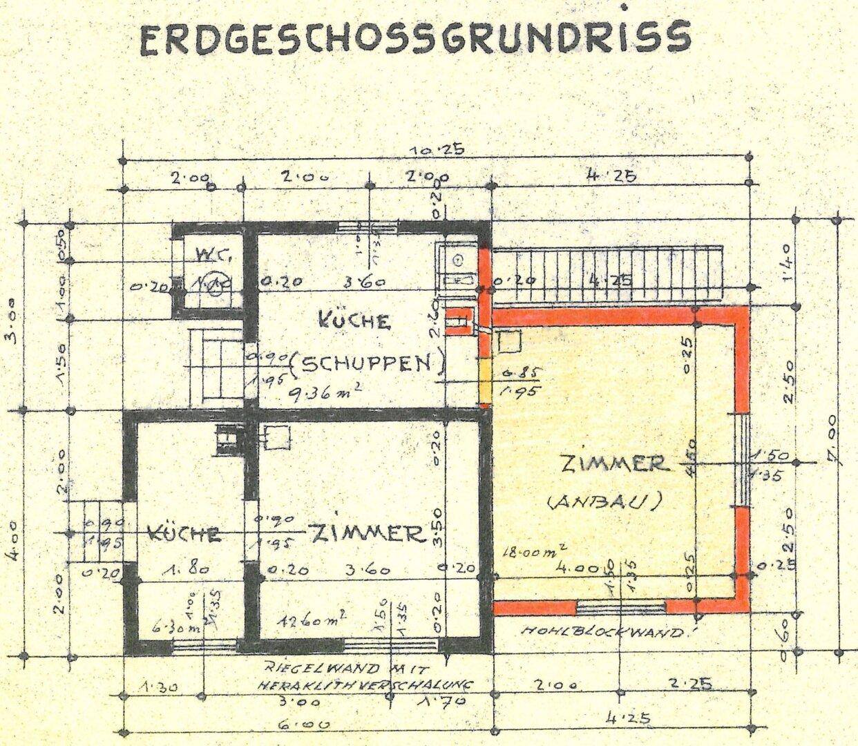 Grundriss des Erdgeschosses mit Raumaufteilung für Küche, Zimmer und WC, inklusive Anbau.