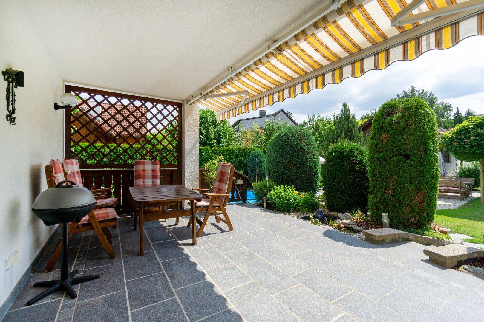 sonnige Terrasse mit Markise