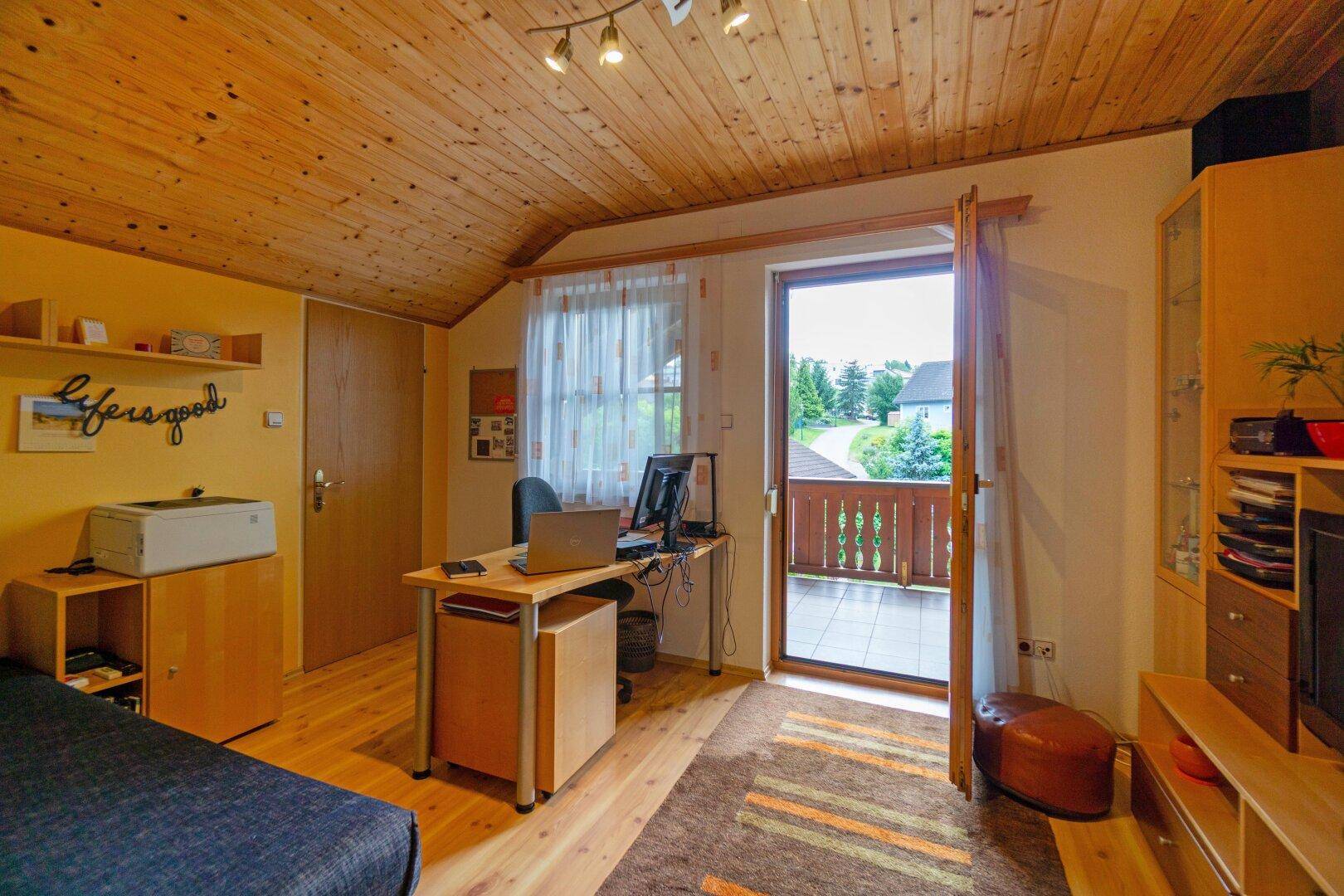 Zimmer mit Balkonzugang