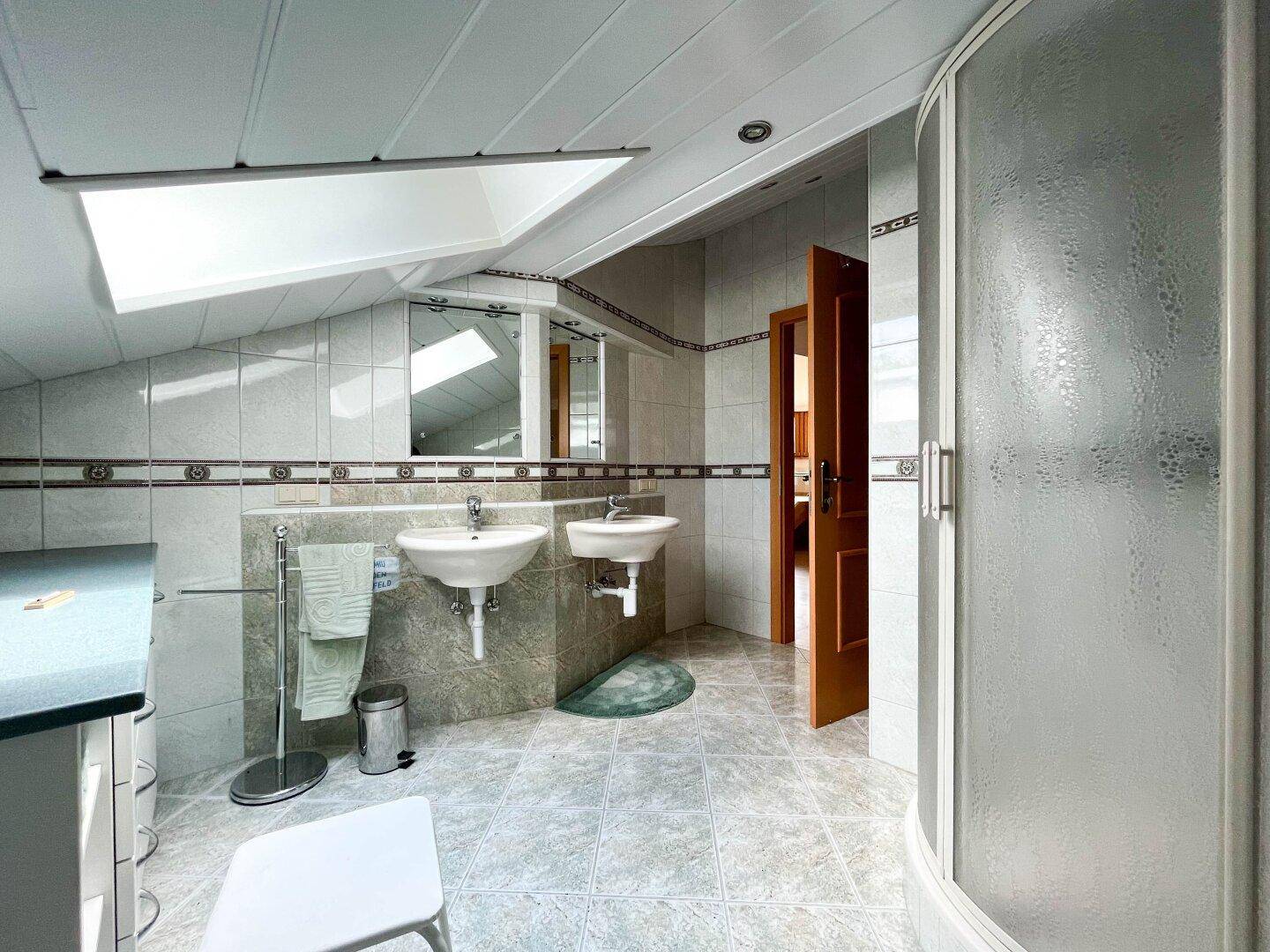 Badezimmer mit Dusche
