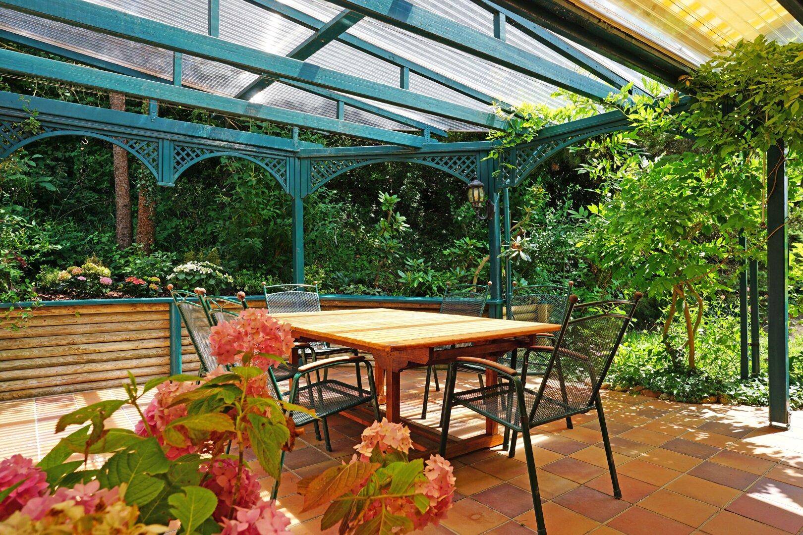 Ostterrasse mit Pergola und Markise