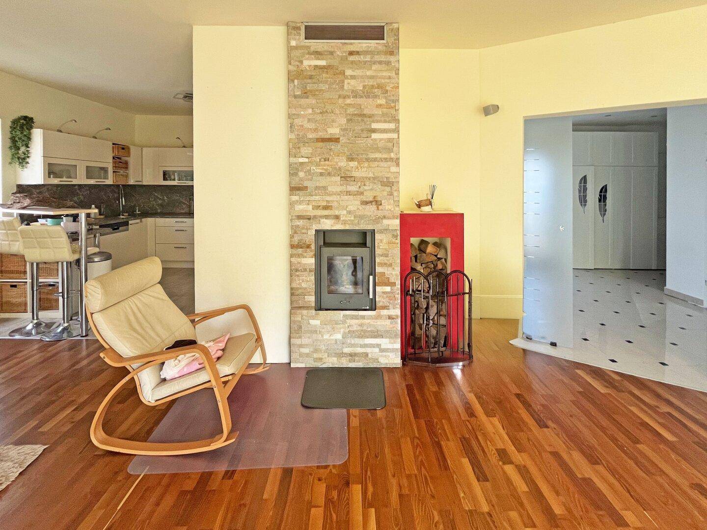 Wohnzimmer mit Kamin