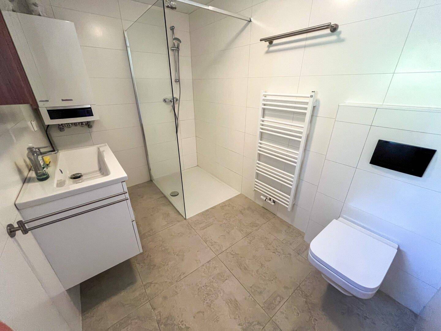 Badezimmer mit Dusche und WC