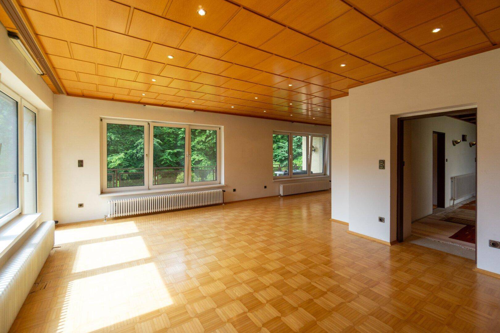 Zimmer OG mit Loggia und Balkon