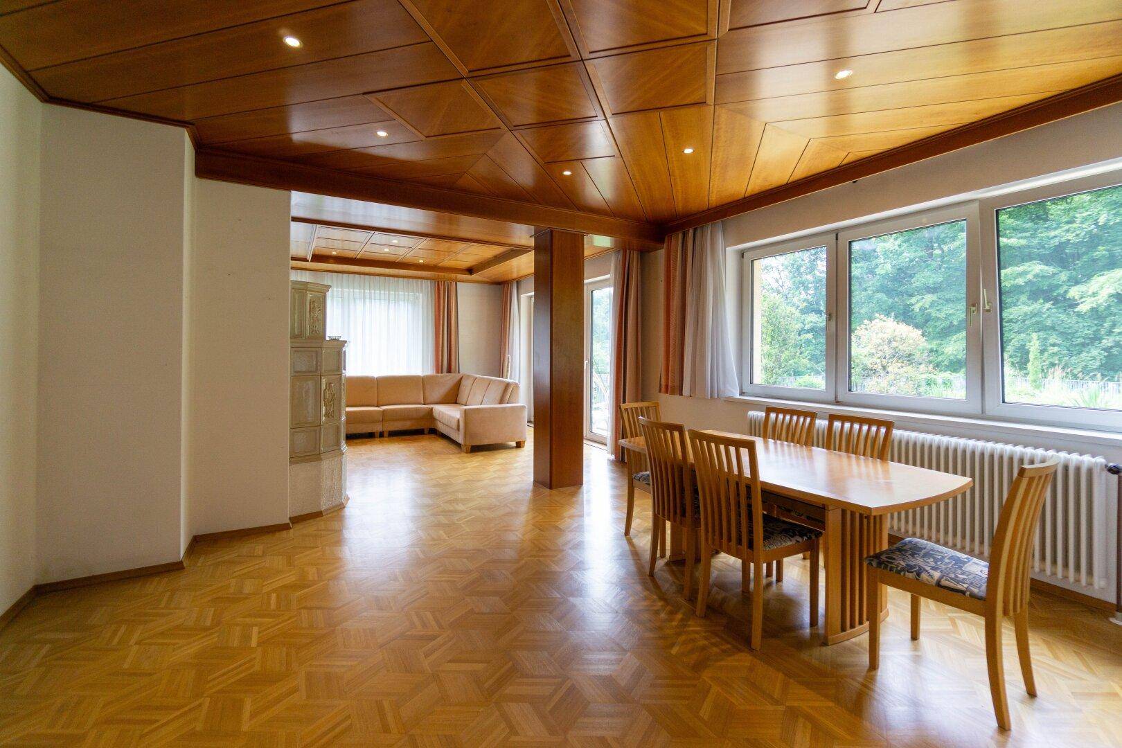Zimmer EG mit Terrasse und Garten
