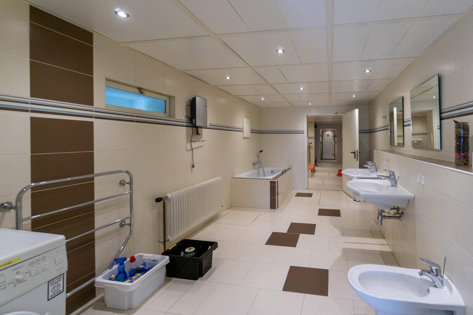Badezimmer KG mit Wanne und WC